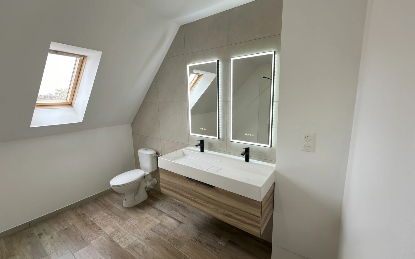 Salle de bain moderne sous combles avec velux en bois