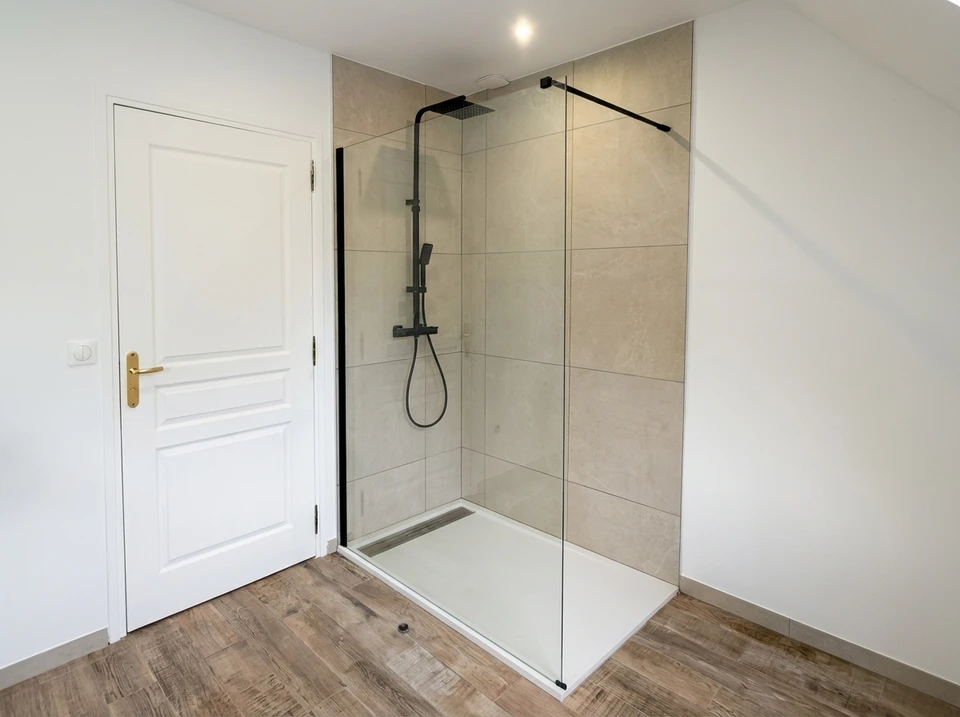 Salle de bain moderne avec douche &agrave; l'italienne, WC suspendu et lavabo int&eacute;gr&eacute;
