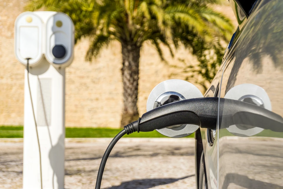&Eacute;lectricien qualifi&eacute; IRVE en tenue professionnelle installant ou contr&ocirc;lant une borne de recharge murale dans un environnement r&eacute;sidentiel ou professionnel, mettant en avant les gestes techniques pr&eacute;cis et la rigueur du travail &eacute;lectrique. La borne doit &ecirc;tre clairement visible et l'environnement professionnel et conforme.
