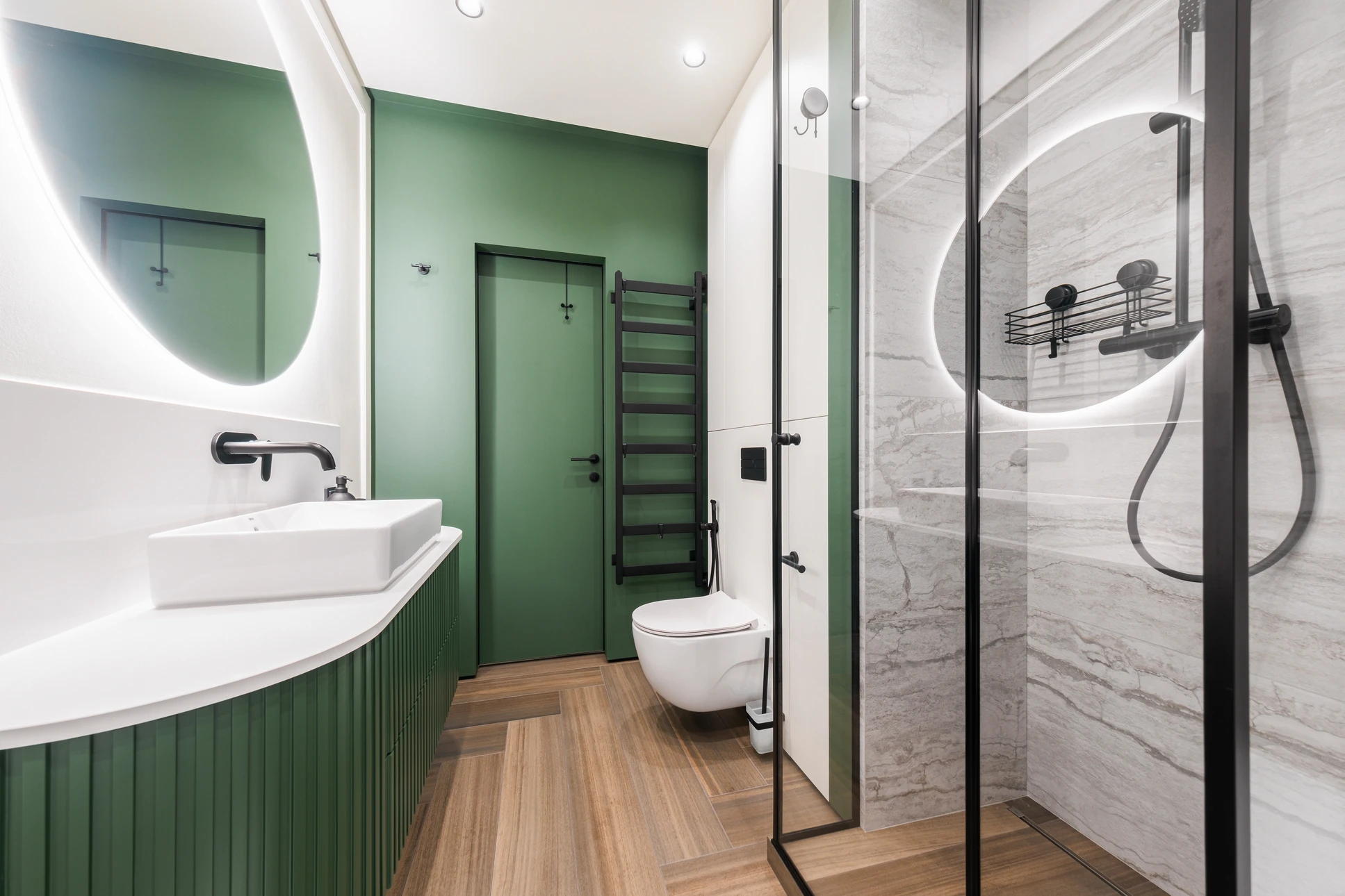 Intérieur de salle de bain moderne avec douche en fonctionnement