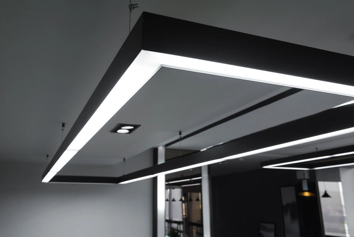 Intérieur résidentiel avec plafond texturé blanc