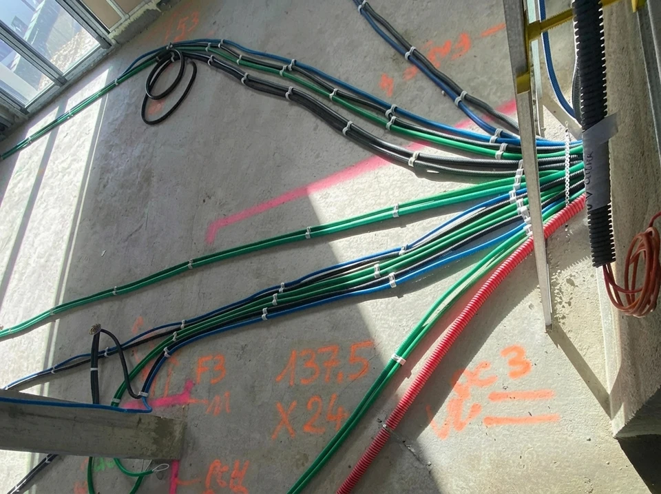 Intérieur résidentiel, électricien effectuant des mesures sur installation électrique murale