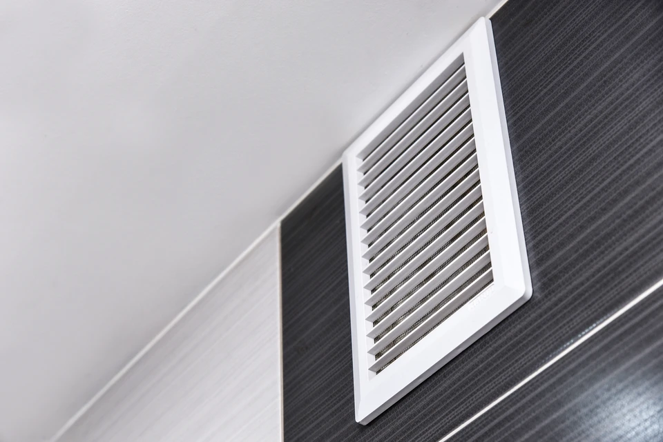 Intérieur moderne avec grille de ventilation circulaire blanche fixée au plafond