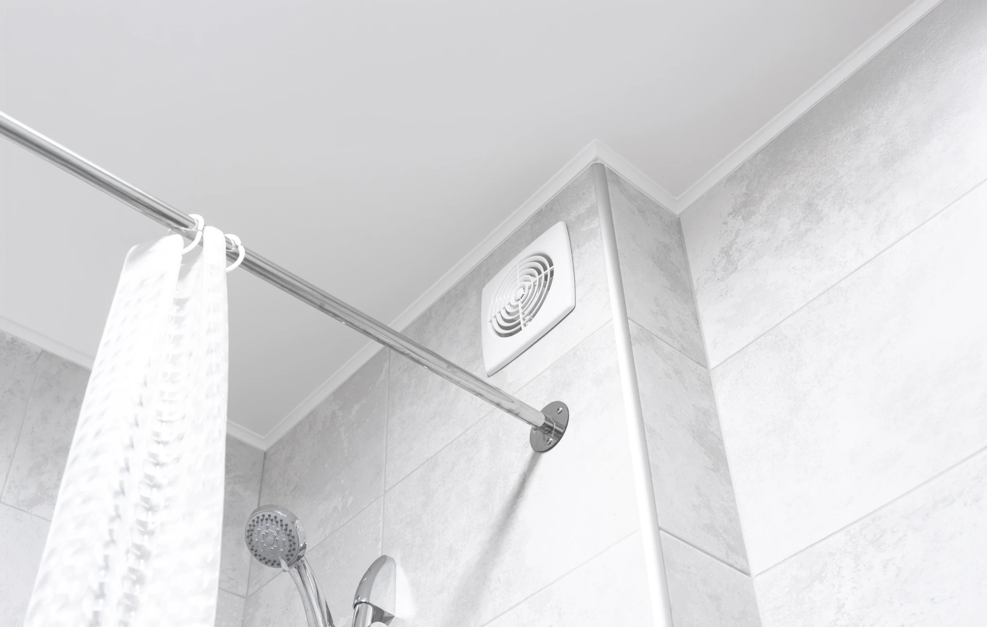 Installateur en gants de protection blancs et bleus positionnant une grille d'aération ventilation dans plafond blanc d'intérieur résidentiel