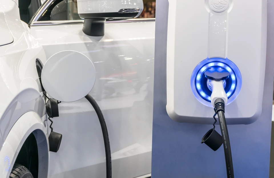 Un électricien masculin certifié installe un chargeur EV à domicile