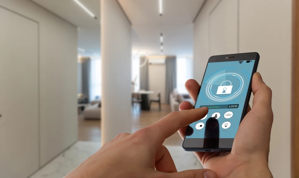 Un gros plan d'un fil connecté dans un boîtier électrique de maison intelligente
